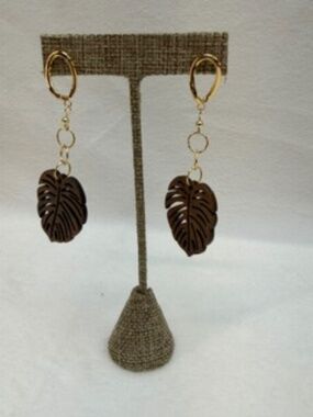 18 k gold Hawaiian monstera leaf wood earring.